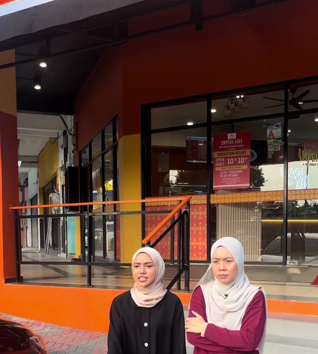 Pelanggan di hadapan cawangan Ampera Raya