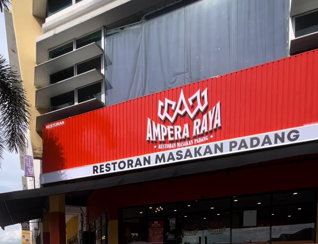Papan tanda Ampera Raya Restoran Masakan Padang di cawangan Putra Kajang